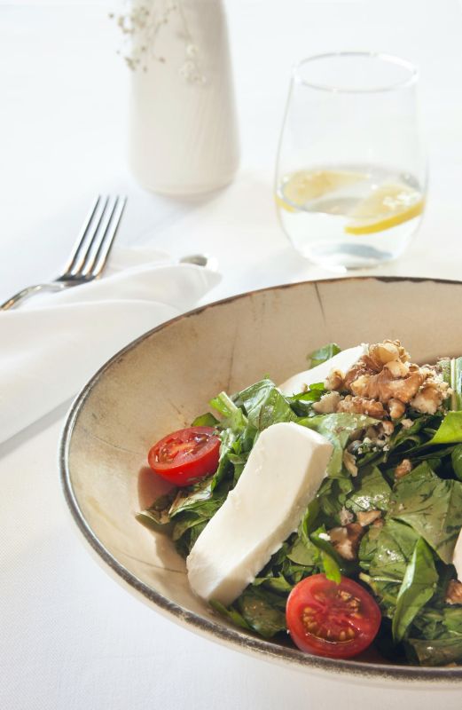 Mozzarella Peynirli Roka Salatası